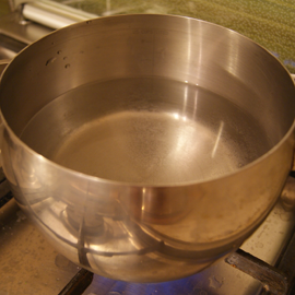 water starts boiling for pea cooking