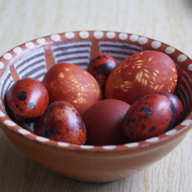 Easter eggs in onionskins