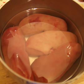 Soak pork kidneys in salted water